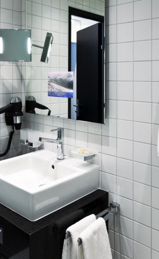 Badezimmer mit Waschbecken und Spiegel im Designhotel "Fiftyone"