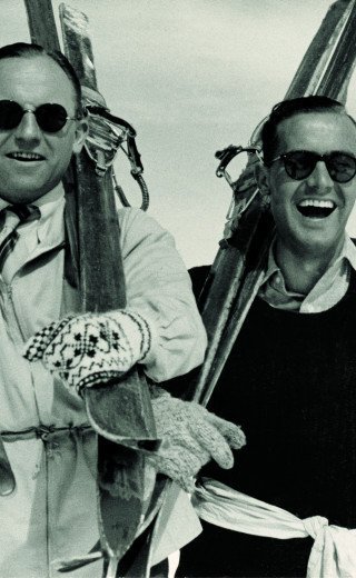 Historisches Bild zweier Skifahrer im Morosani Hotel