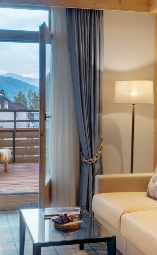 Wohnzimmer mit Balkon im Morosani "Schweizerhof"