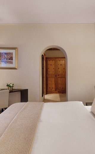 Großes Doppelbett in der Villa Standard Suite im Morosani "Schweizerhof"