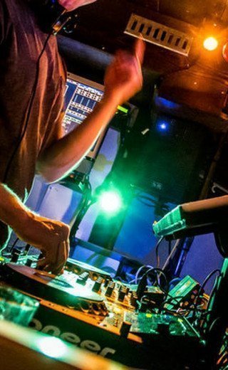 DJ Pult im Pöstli Club des Morosani Hotels in Davos