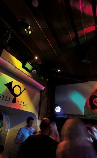 Gefüllte Tanzfläche im Pöstli Club des Morosani Hotels