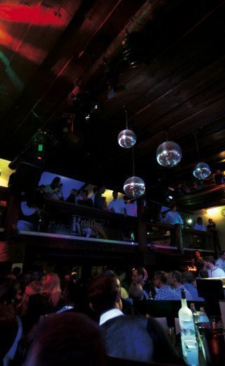 Pöstli Club bei Nacht 