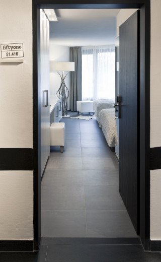 Blick in ein Hotelzimmer des Morosani Fiftyone vom Hotelflur aus