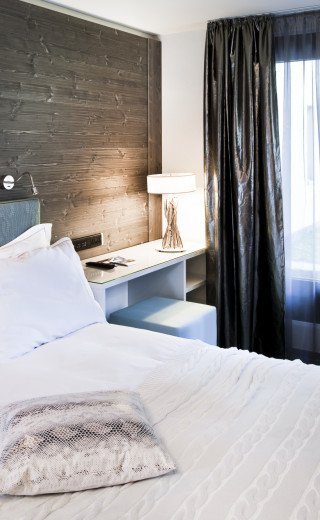 Doppelbett im Standardzimmer des Designhotels "Fiftyone"