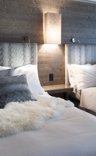 Zwei Doppelbetten im Morosani "Fiftyone" Hotel in Davos
