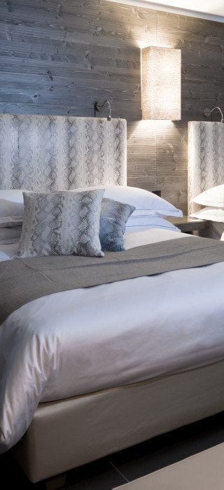 Doppelbetten in grau und weiss im Morosani Fiftyone