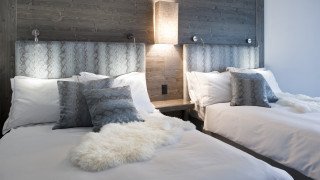 Modernes Doppelbettzimmer im Morosani Fiftyone