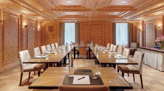 Arvenstube Konferenztische in der Arvenstube