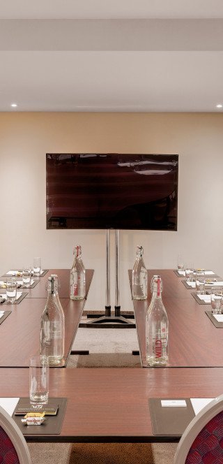 Boardroom Boardroom mit Flatscreen im Morosani Hotel in Davos