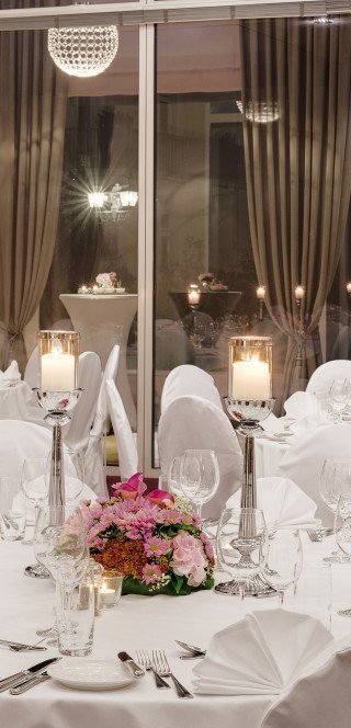 Prepared round tables at the "Gardenhall" in Davos