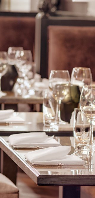 Damoro Gedeckte Tische im "Damoro" in Davos