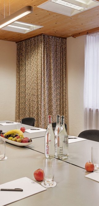 Konferenztisch mit Handouts ausgelegt