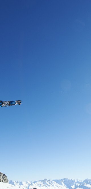 Social Programmes Skifahrer überblicken die Piste bei sonnigem Wetter