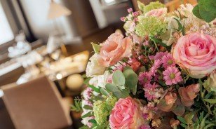 Bumendekoration im Meetingraum