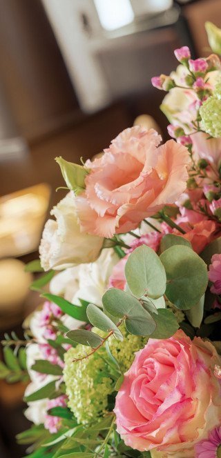Meetings & Event Blumengedeck im Meetingraum des Morosani Hotels in Davos