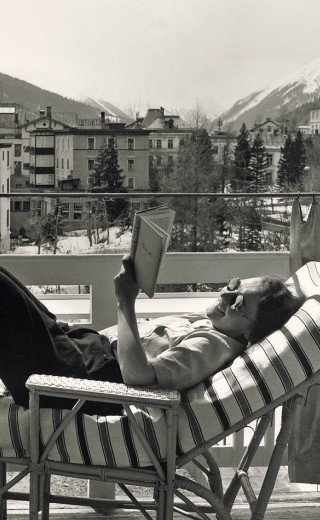 Historic picture of a sunbathing woman at the Morosani "Posthotel" in Davos