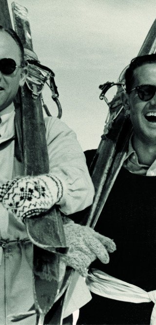 Morosani History Historisches Bild zweier Skifahrer im Morosani Hotel