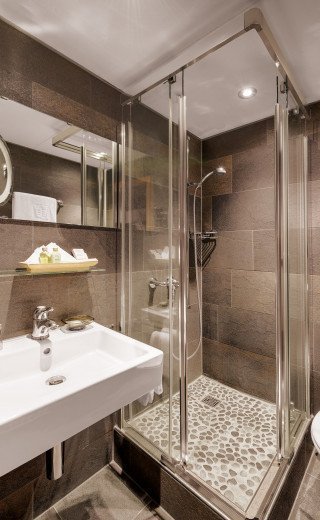 Badezimmer im Haupthaus des Posthotels 