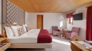 Einzelzimmer Standard Bett und Zimmeransicht