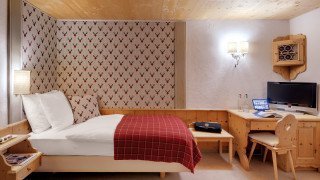 Einzelbett und Arbeitsbereich im Sport Einzelzimmer