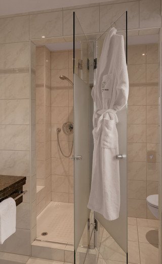 Badezimmer mit einem großen Waschtisch im Doppelzimmer Deluxe