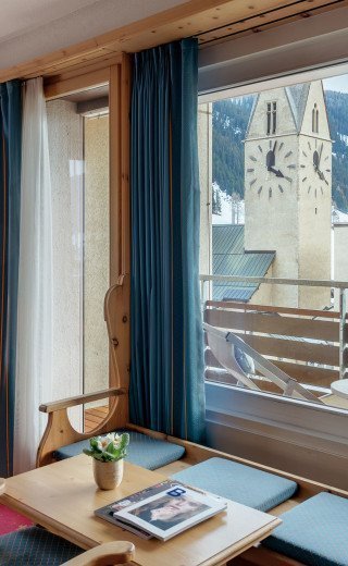 Große Fensterfront des Doppelzimmers Deluxe im Posthotel