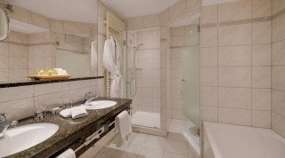 Grosses Badezimmer im Posthotel