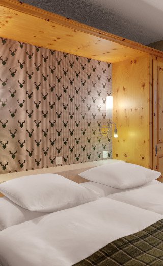 Großes Bett im Doppelzimmer Sport in Davos