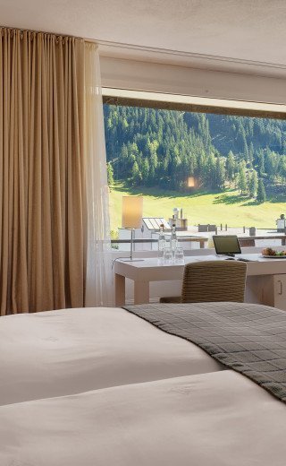 Großes Doppelbett im Morosani Posthotel in Davos