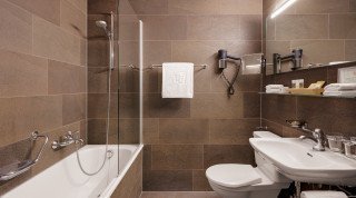 Bathroom of the Double Sport Room at the Morosani "Posthotel" in Davos