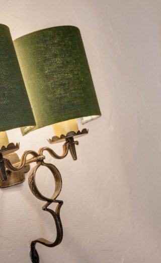 Grüne Lampen des Zimmers im Posthotel