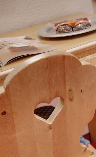 Tisch und Stuhl aus Arvenholz in dem Morosani "Posthotel"