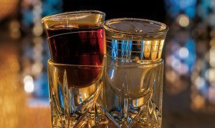 Atomic Jager Shot in Pop-up-Shot-Bar des Morosani Hotels