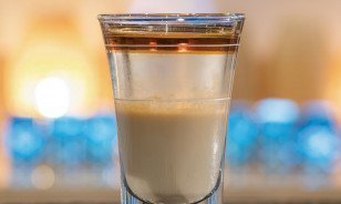 Apple Pie Shot in Pop-up-Shot-Bar des Morosani Hotels