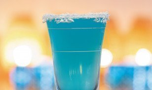 Blue Hawaiian Shot in Pop-up-Shot-Bar des Morosani Hotels