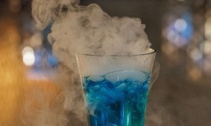 Blueberry Smash Shot in Pop-up-Shot-Bar des Morosani Hotels