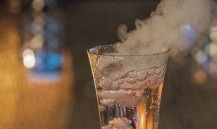 Hubba Bubba Shot in Pop-up-Shot-Bar des Morosani Hotels