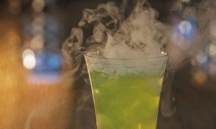 Pistachio Slammer Shot in Pop-up-Shot-Bar des Morosani Hotels