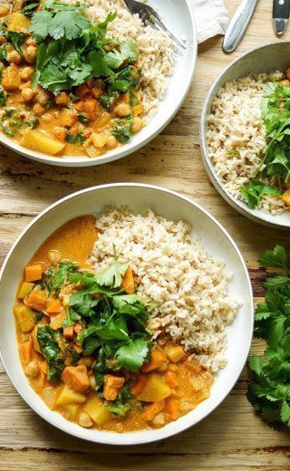 Morosani's schmackhaftes curry mit Reis und frischen Kräutern