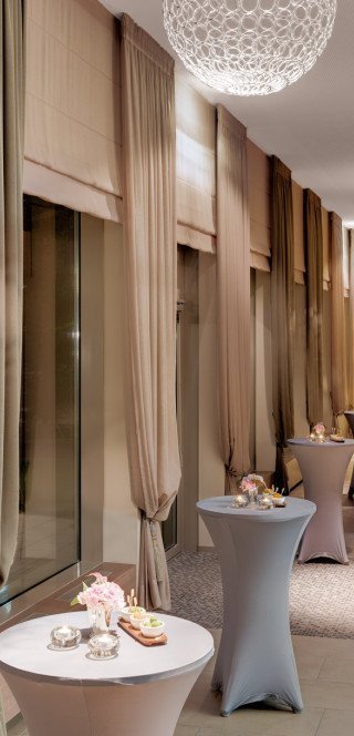 Stehtische gedeckt für ein kleines Bankett