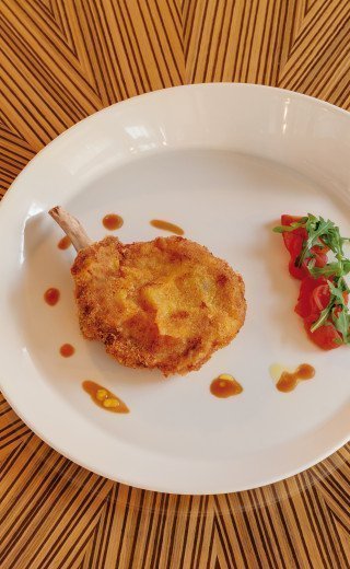Damoro Fein angerichtetes Tellergericht im Restaurant "Damoro"
