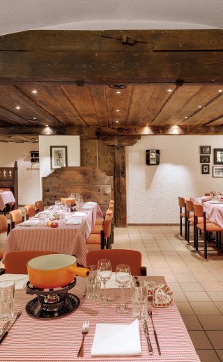 Traditionelle Einrichtung im "La Cave" des Morosani Hotels