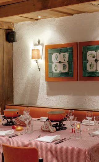 Traditionelle Einrichtung im "La Cave" des Morosani Hotels