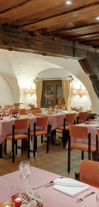 La Cave Tische im "La Cave" des Morosani Hotels in Davos