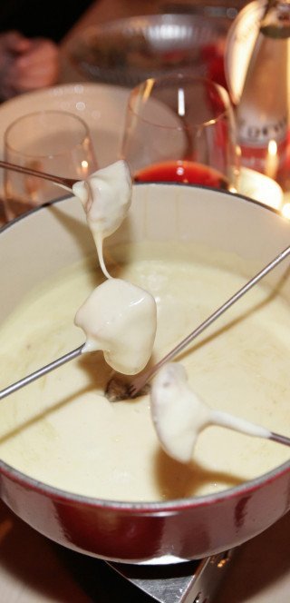 Fondue Käsefondue im "La Cave" des Morosani Hotels in Davos