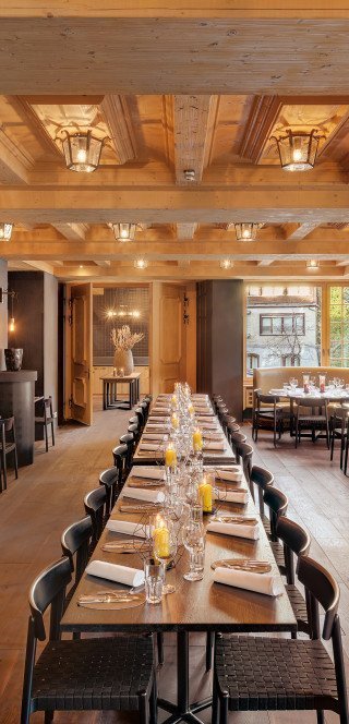 Lange gedeckte Tafel im Pöstli Grill