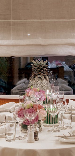 Gedeckter Esstisch im Morosani Hotel