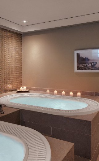 Whirlpool im Wellnessbereich des Morosani "Schweizerhof" in Davos