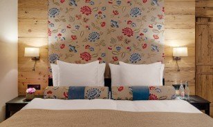 Double bed at the "Schweizerhof" Superior room in Davos